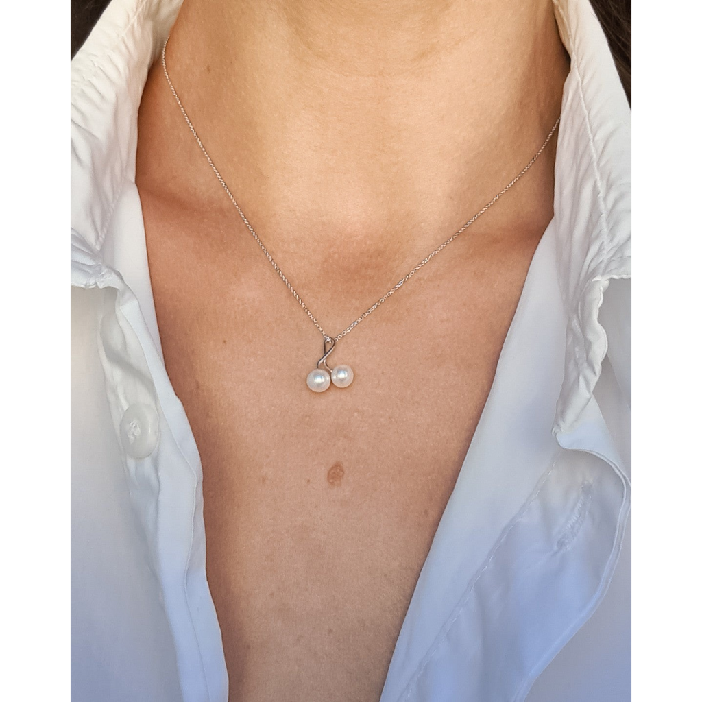 Pendentif cerises deux perles sur chaine or blanc perles blanches