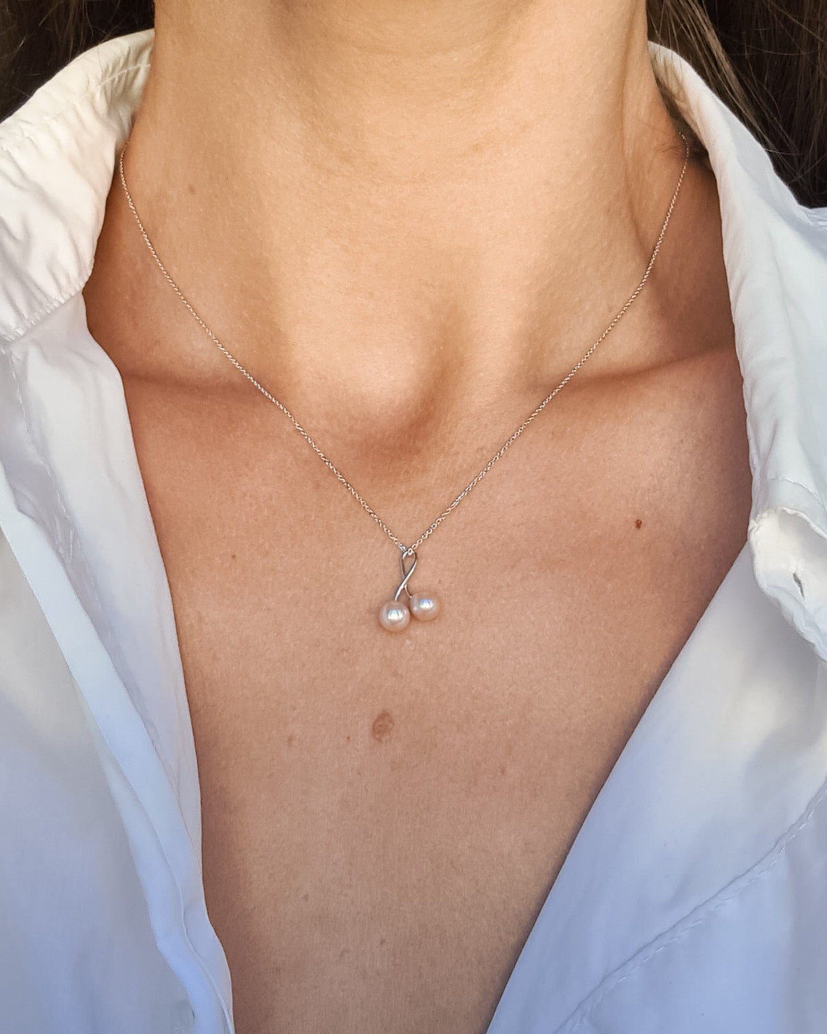 Pendentif cerises deux perles sur chaine or blanc perles roses