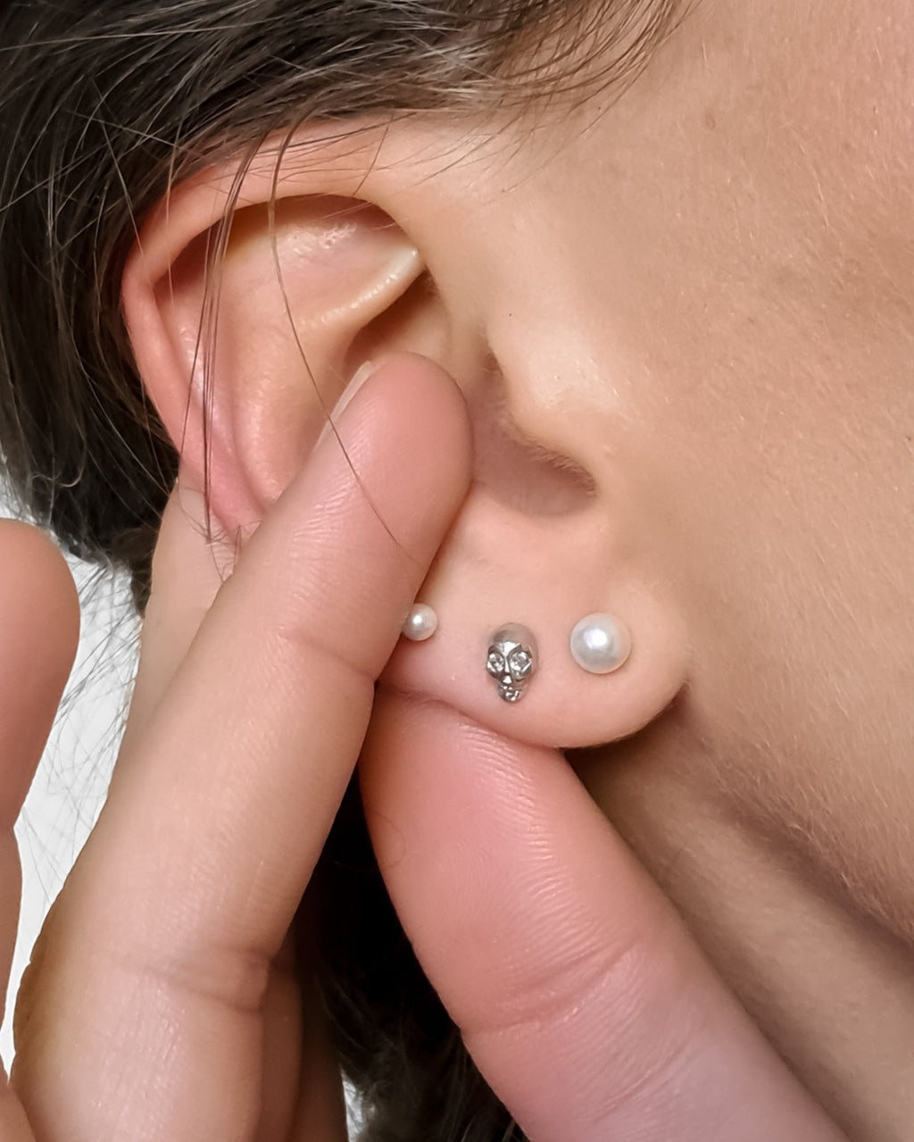 Puces Diamond Skull (en or blanc)