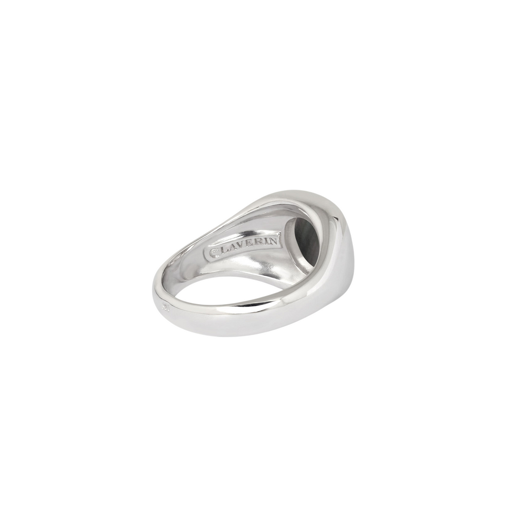 Bague chevalière Claverin en argent 925 rhodié avec plateau en nacre noire, vue de profil montrant la gravure interne