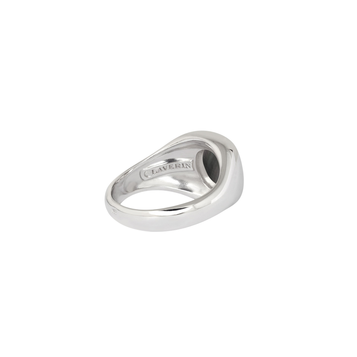 Bague chevalière Claverin en argent 925 rhodié avec plateau en nacre noire, vue de profil montrant la gravure interne