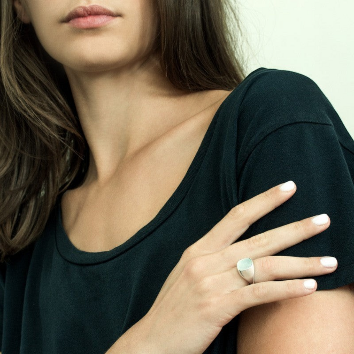 Bague chevalière Claverin Boyfriend en argent 925 rhodié avec plateau en nacre blanche naturelle au style art déco