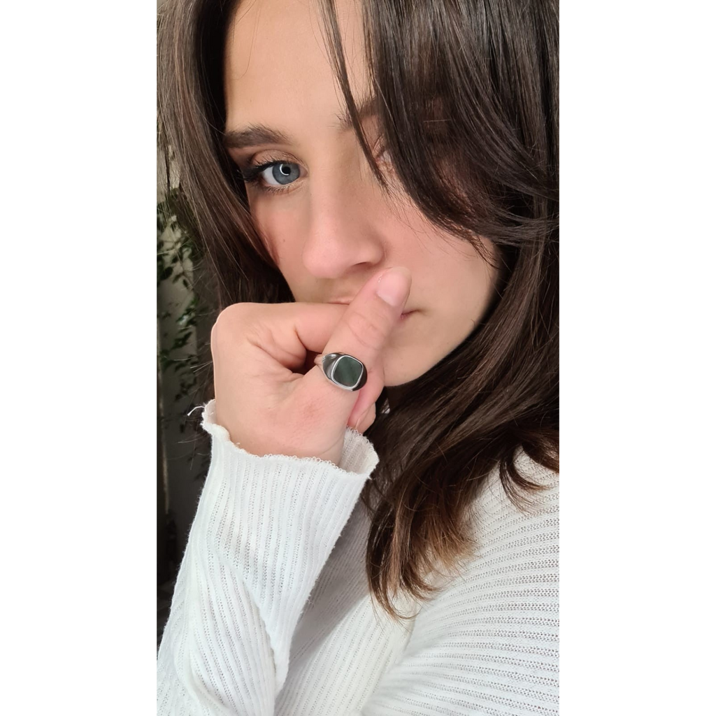 Bague chevalière Claverin Boyfriend en argent 925 et nacre grise portée par une femme en pull blanc