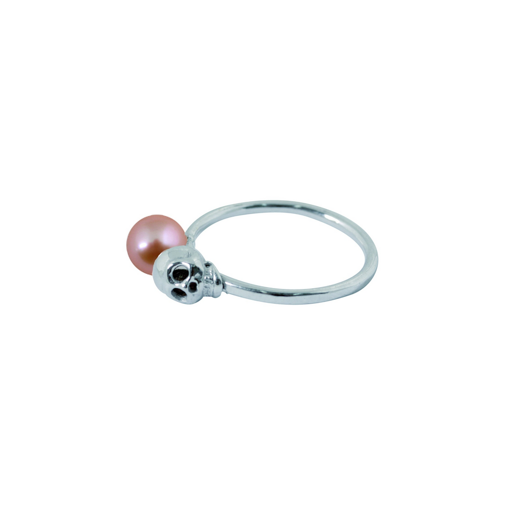Bague Claverin collection Kiss en or blanc 18 carats avec une perle rose et un motif tête de mort