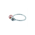 Bague Claverin collection Kiss en or blanc 18 carats avec une perle rose et un motif tête de mort