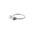 Bague Claverin en or blanc 18 carats ornée d'une perle blanche et d'un motif tête de mort de la collection Kiss