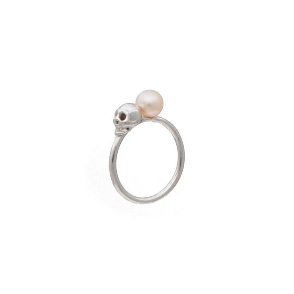 Bague Claverin en or blanc 18 carats avec une perle blanche et un motif tête de mort de la collection Kiss