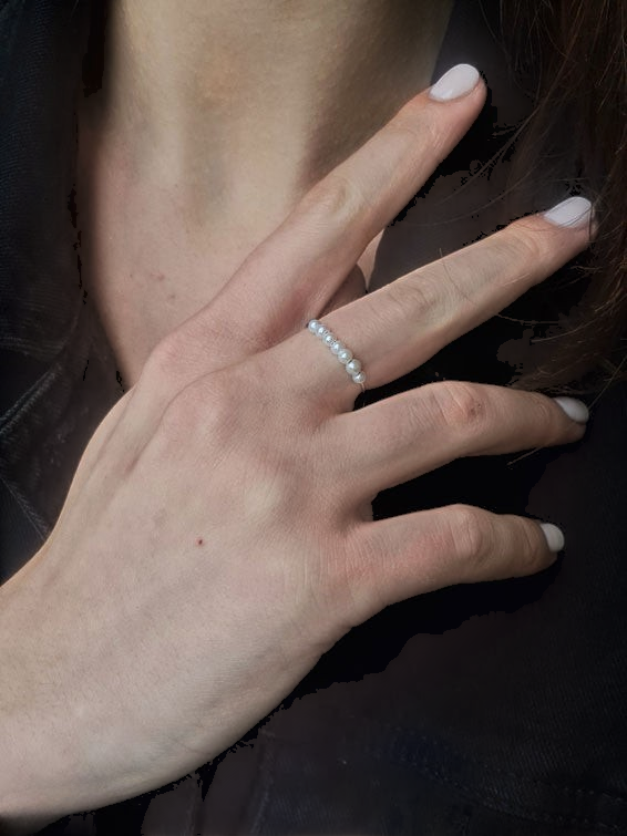 Bague Claverin Fresh Princess en or blanc 18 carats ornée de sept perles de culture blanches portées au doigt