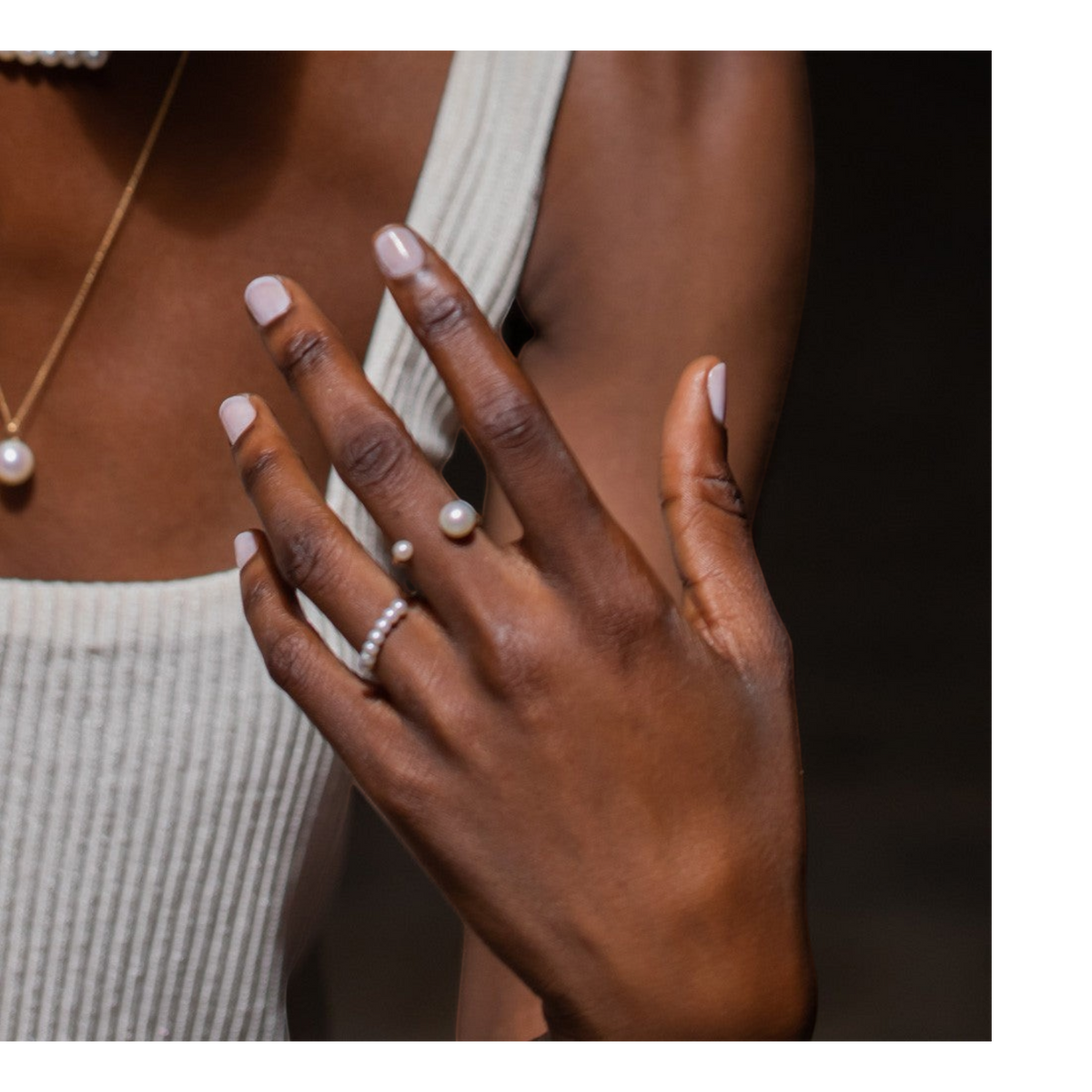 Bague Claverin Hanging one en or blanc 18 carats avec deux perles de culture blanches portee sur une main