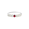 Bague Claverin Fresh princess en or blanc 18 carats avec un rubis central et six perles de culture blanches