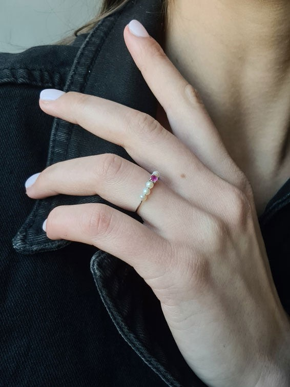 Bague Claverin Fresh princess en or blanc 18 carats avec un rubis central et des perles de culture blanches