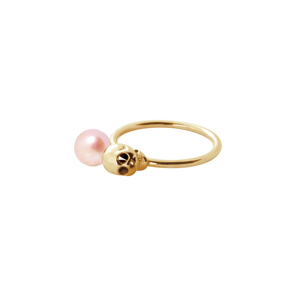 Bague Claverin en or jaune 18 carats avec une perle rose et un motif tête de mort de la collection Kiss
