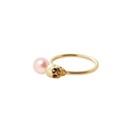 Bague Claverin en or jaune 18 carats avec une perle rose et un motif tête de mort de la collection Kiss