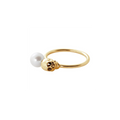 Bague Claverin en or jaune 18 carats ornée d'une perle blanche et d'un motif tête de mort de la collection Kiss