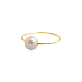 Bague Claverin Simply Pearly avec une perle blanche de 6 mm sur un fin anneau en or jaune 18 carats
