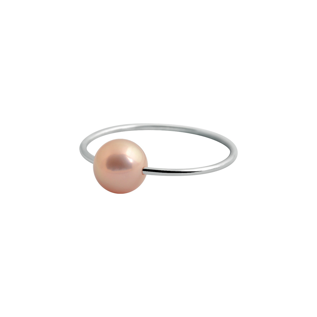 Bague Claverin Simply Pearly avec perle rose de 6 mm sur un fin anneau en or blanc 18 carats