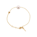 Bracelet Claverin en or jaune 18 carats avec perle blanche et motif tête de mort de la collection Kiss