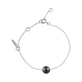 Bracelet Claverin Simply en or blanc avec une perle noire de Tahiti sur une fine chaîne ajustable