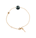 Bracelet Claverin en or jaune 18 carats avec perle noire de Tahiti et motif tête de mort de la collection Kiss