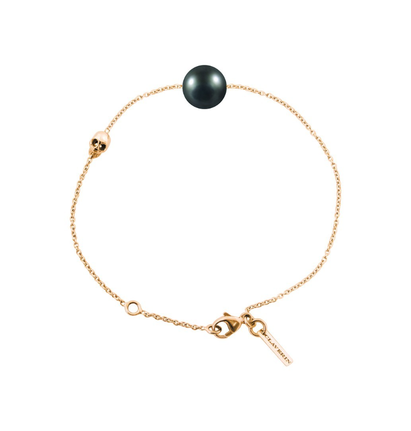 Bracelet Claverin en or jaune 18 carats avec perle noire de Tahiti et motif tête de mort de la collection Kiss