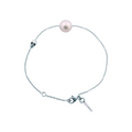 Bracelet Claverin en or blanc 18 carats avec une perle blanche et un motif tête de mort délicat