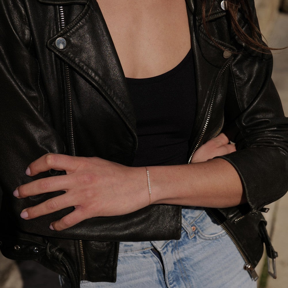 Bracelet Claverin Mini rock my pearls en perles de culture blanches sur fine chaîne en or blanc 18 carats