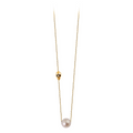 Collier Claverin en or jaune 18 carats avec pendentif perle blanche et motif tête de mort, collection Kiss