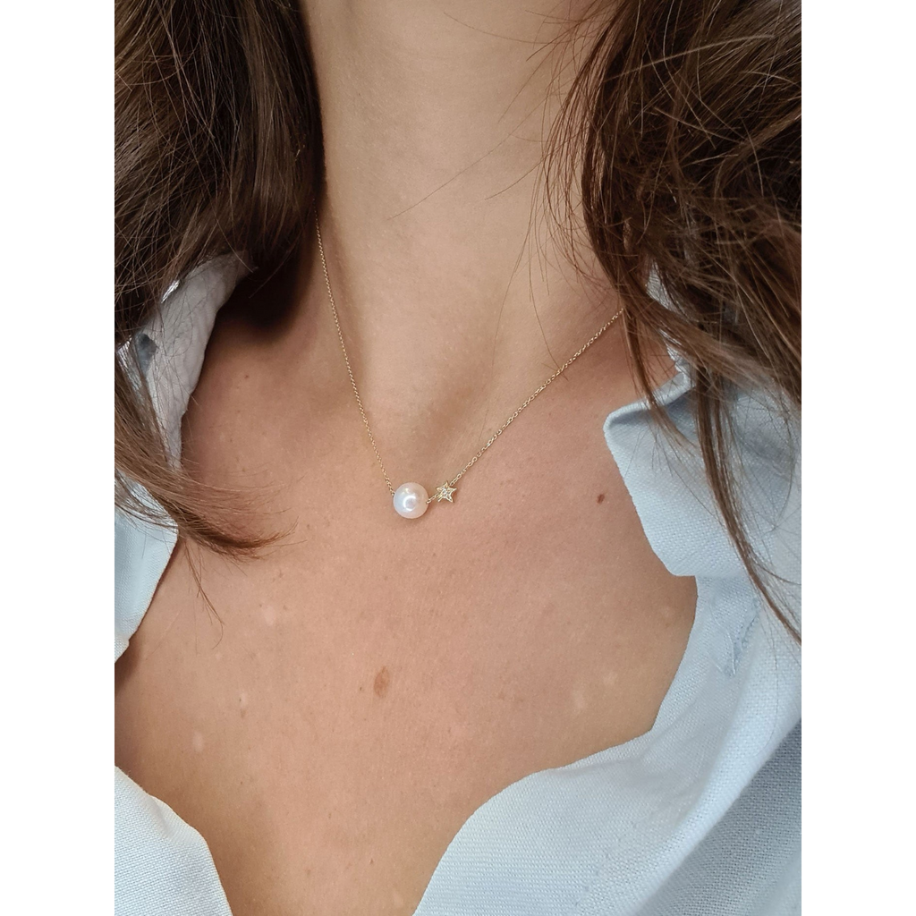 Collier Claverin en or jaune 18 carats avec perle blanche et motif étoile serti d'un diamant porté au cou