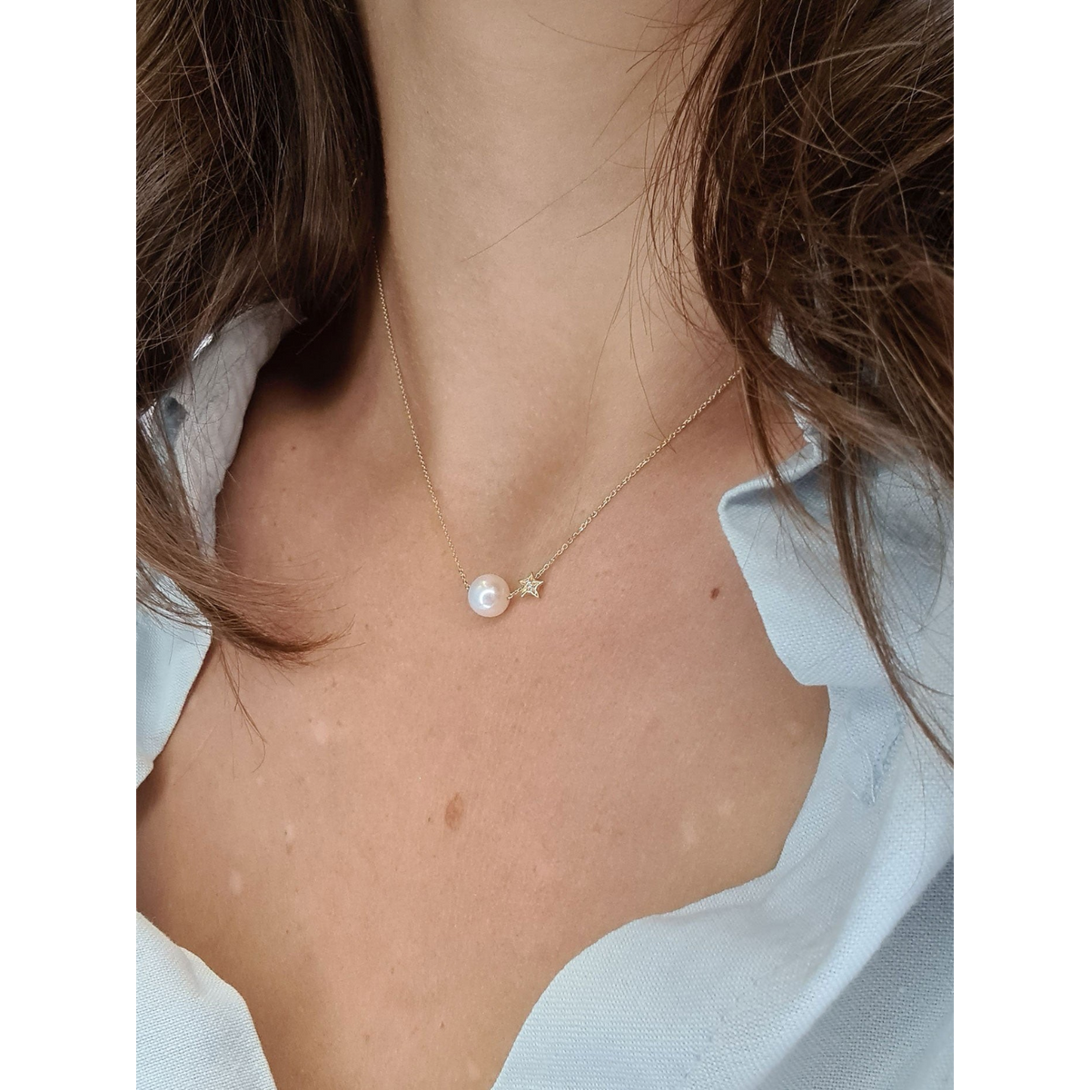 Collier Claverin en or jaune 18 carats avec perle blanche et motif étoile serti d'un diamant porté au cou