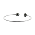 Bracelet jonc souple Claverin en or blanc 18 carats avec deux perles noires élégantes aux extrémités