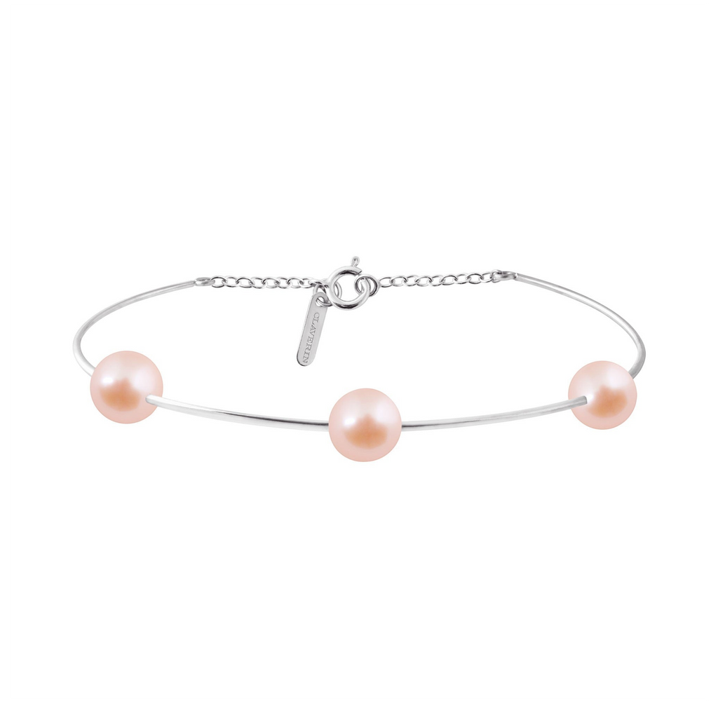 Bracelet jonc Claverin en or blanc avec trois perles roses, ajustable avec fermoir et chaînette de réglage.