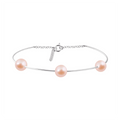 Bracelet jonc Claverin en or blanc avec trois perles roses, ajustable avec fermoir et chaînette de réglage.