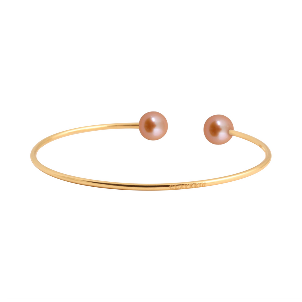 Bracelet jonc souple Claverin en or jaune 18 carats avec deux perles roses de 7-8 mm de la collection Pure