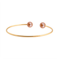 Bracelet jonc souple Claverin en or jaune 18 carats avec deux perles roses de 7-8 mm de la collection Pure