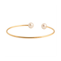Bracelet jonc souple Claverin en or jaune 18 carats orné de deux perles blanches élégantes
