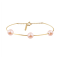 Bracelet jonc Claverin en or jaune 18 carats orné de trois perles roses, ajustable avec fermoir et chaînette.